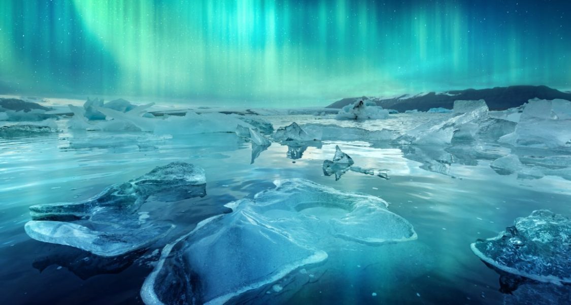 jokulsarlon glacier lagoon under the northern lights