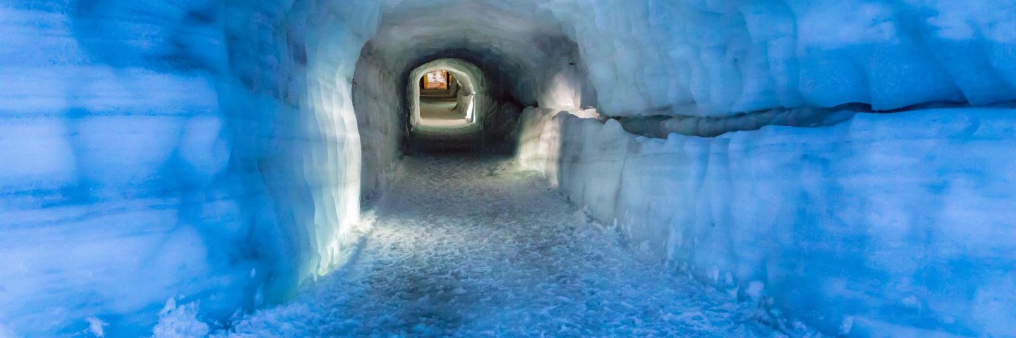 朗格冰川人工冰洞